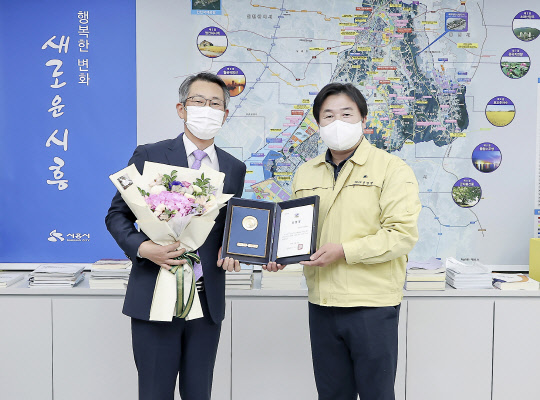 사진= 협의회에 앞서 '2020 독서문화진흥유공 경기도지사 표창'시상중인 박건수 총장(좌)과 임병택 시장(우)